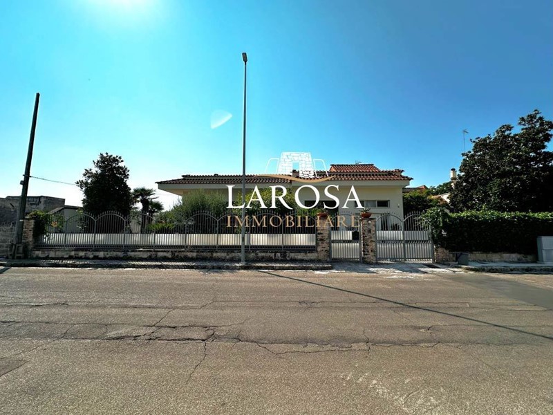 Casa Indipendente in Vendita a Calimera, 300'000€, 248 m², arredato, con Box