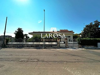 Casa Indipendente in Vendita a Calimera, 300'000€, 248 m², arredato, con Box