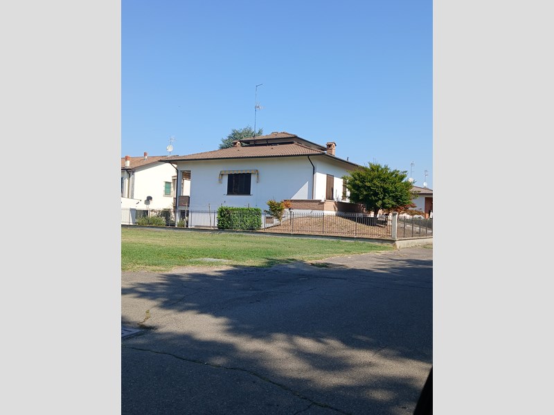 Villa bifamiliare in Affitto a Voghera, zona Medassino, 750€, 200 m², con Box