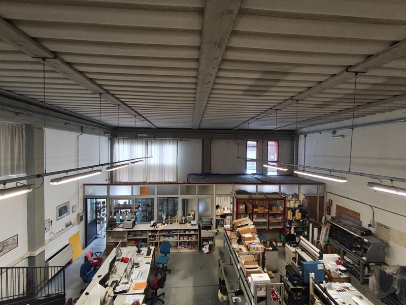 Capannone in Vendita a Lucca, zona San Filippo, 340'000€, 330 m²