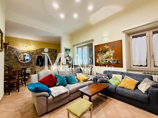 Casa Indipendente in Vendita a Viareggio, zona Torre Del Lago Puccini, 480'000€, 250 m², arredato