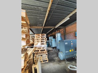 Capannone in Vendita a Lucca, zona Arancio, 300'000€, 290 m²