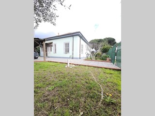 Casa Indipendente in Vendita a Carrara, zona Fossone, 290'000€, 210 m²