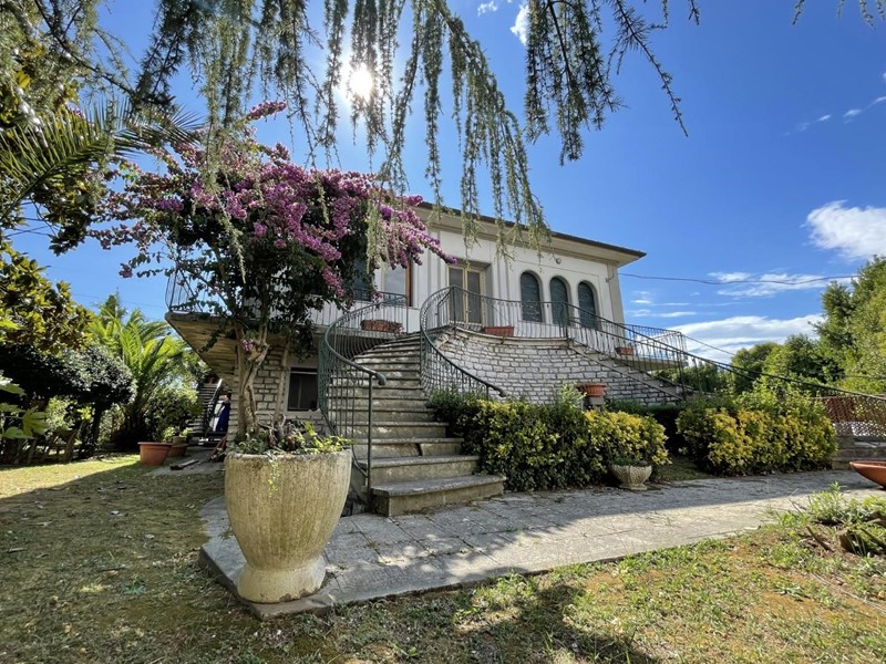 Casa Indipendente in Vendita a Camaiore, zona Capezzano Pianore, 449'000&euro;, 190 m²