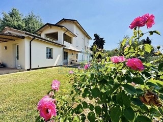 Casale in Vendita a Massarosa, zona Bargecchia, 890'000€, 250 m², arredato