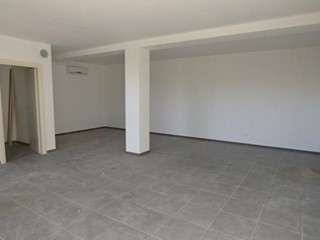 Ufficio in Affitto a Capannori, zona Lammari, 1'000€, 120 m²
