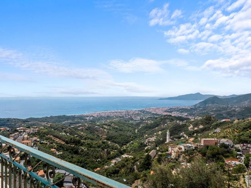 Casa Indipendente in Vendita a Cogorno, 350'000€, 205 m²