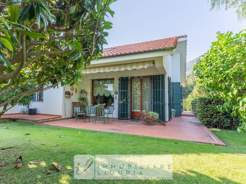 Villa in Vendita a Cisano sul Neva, 800'000€, 180 m²