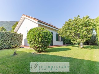 Villa in Vendita a Cisano sul Neva, 800'000€, 180 m²