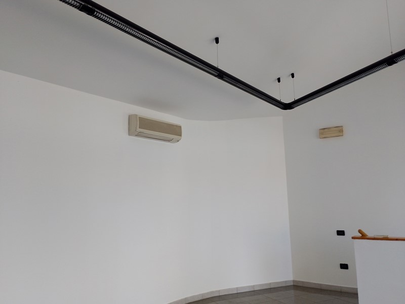 Negozio in Affitto a Rovigo, 1'300€, 160 m²