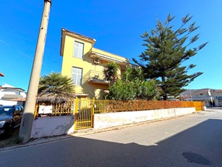 Quadrilocale in Vendita a Mondragone, zona via cavalieri vittorio veneto , 74'000€, 110 m²