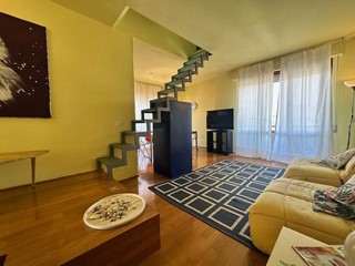 Attico in Vendita a Camaiore, zona Lido di Camaiore, 490'000&euro;, 130 m², arredato