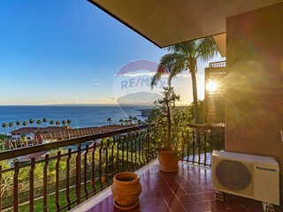 Villa in Vendita a Aci Castello, 649'000€, 226 m², con Box