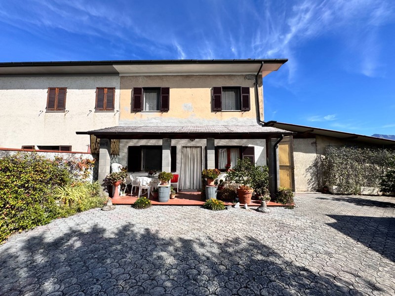 Casa Semi Indipendente in Vendita a Pietrasanta, 348'000€, 210 m²