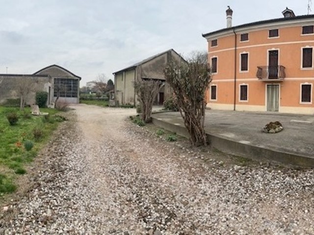 Casa Indipendente in Vendita a Trecenta, 228'000€, 350 m², con Box