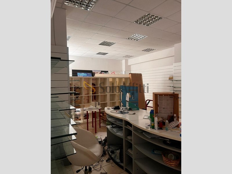 Capannone in Affitto a Pescara, zona Corso Vittorio Emanuele, 1'600€, 115 m²