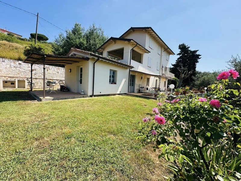 Casa Indipendente in Vendita a Massarosa, zona Corsanico-bargecchia, 890'000€, 250 m²