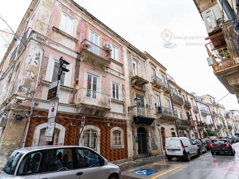 Trilocale in Vendita a Siracusa, zona ORTIGIA - UMBERTO, 149'000&euro;, 110 m²