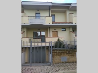 Villetta a schiera in Vendita a Cepagatti, zona Villanova Calcasacco, 220'000€, 220 m²