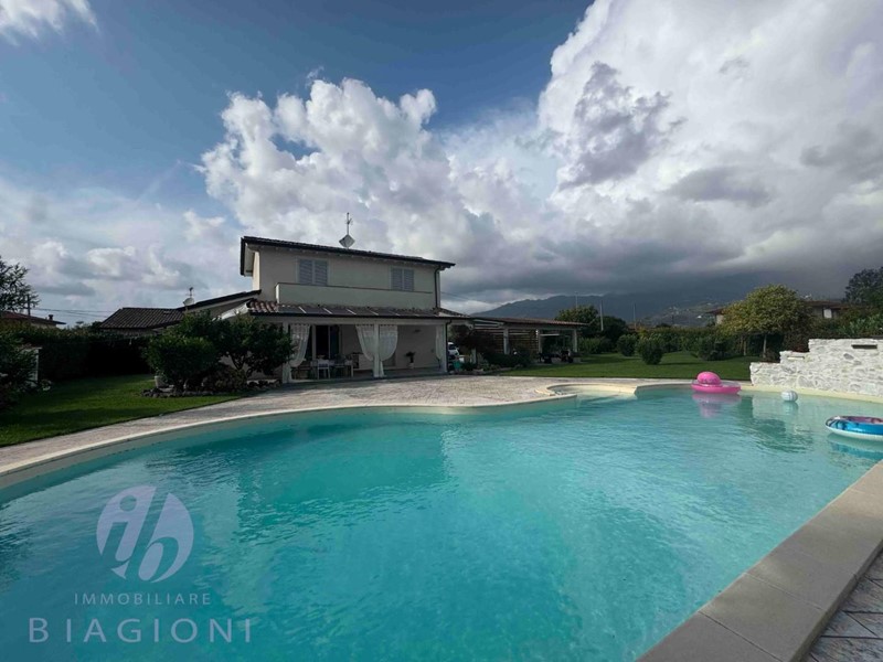 Villa in Vendita a Camaiore, zona Lido di Camaiore, 1'200'000&euro;, 250 m², arredato