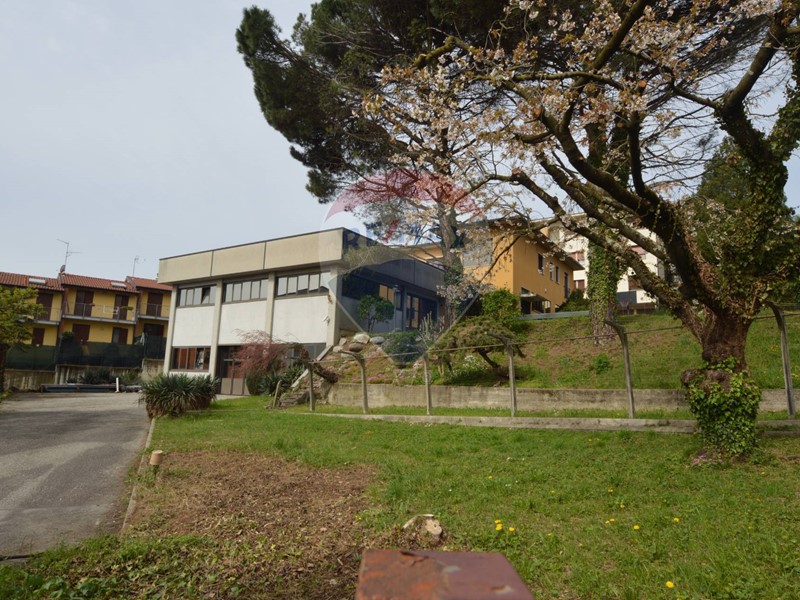 Capannone in Affitto a Varese, 3'000&euro;, 650 m²