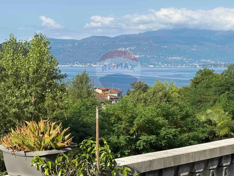 Casa Indipendente in Vendita a Castelveccana, 49'000€, 180 m²