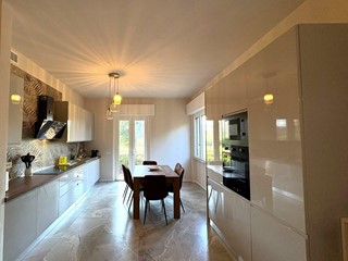 Appartamento in Vendita a Massa, zona Marina di Massa, 450'000&euro;, 118 m², arredato