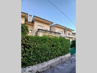 Villetta a schiera in Vendita a Massa, zona Ronchi, 320'000&euro;, 106 m², arredato