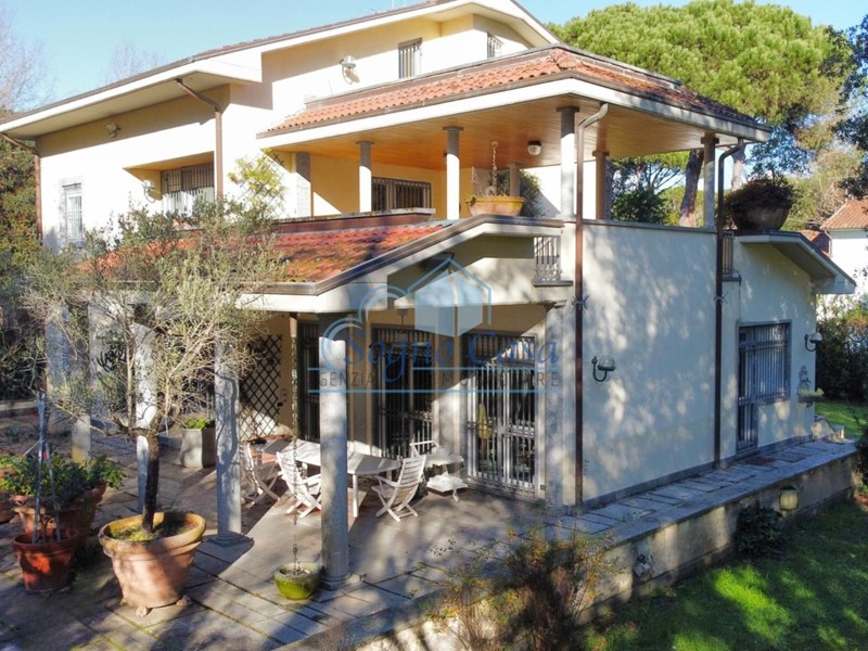 Villa in Vendita a Massa, zona Poveromo, 1'600'000&euro;, 380 m², arredato