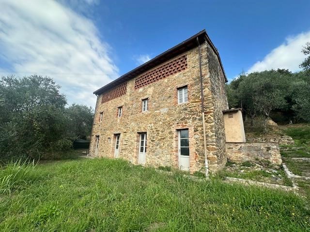 Casale in Vendita a Camaiore, zona Capezzano Pianore, 1'100'000&euro;, 215 m², con Box