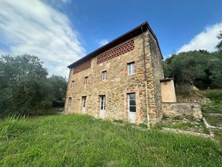 Casale in Vendita a Camaiore, zona Capezzano Pianore, 1'100'000&euro;, 215 m², con Box