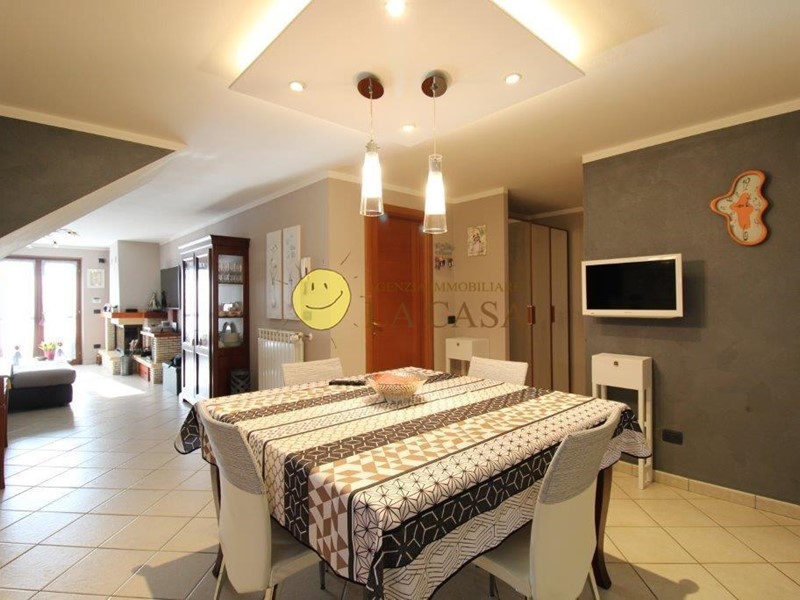 Villetta a schiera in Vendita a Figline e Incisa Valdarno, zona Incisa, 385'000€, 180 m², con Box