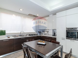 Trilocale in Vendita a Aci Castello, 175'000€, 66 m²