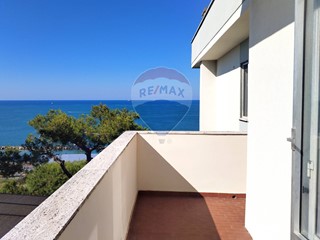 Quadrilocale in Vendita a Ancona, 150'000€, 102 m²
