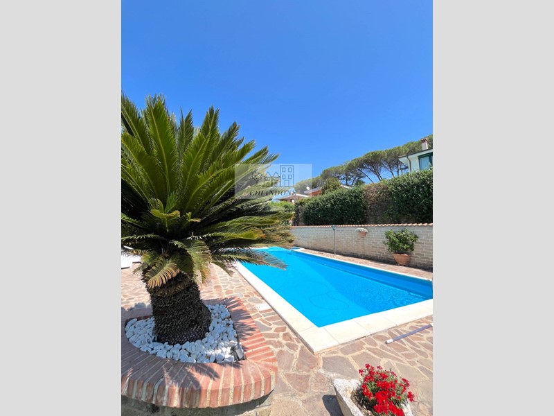 Villa in Vendita a Rignano Flaminio, 510'000€, 290 m²