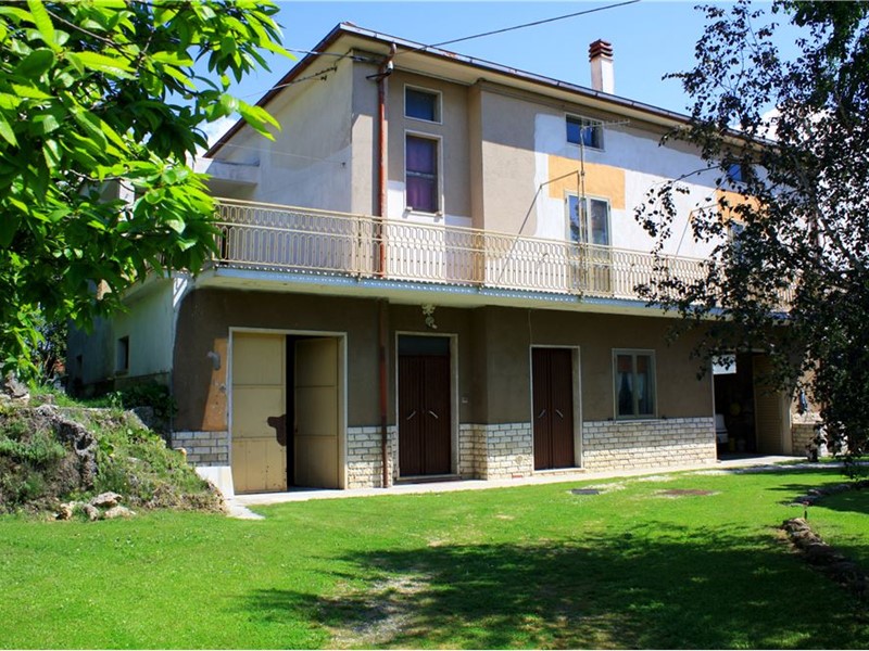 Casa Indipendente in Vendita a Rocchetta a Volturno, 155'000€, 352 m²