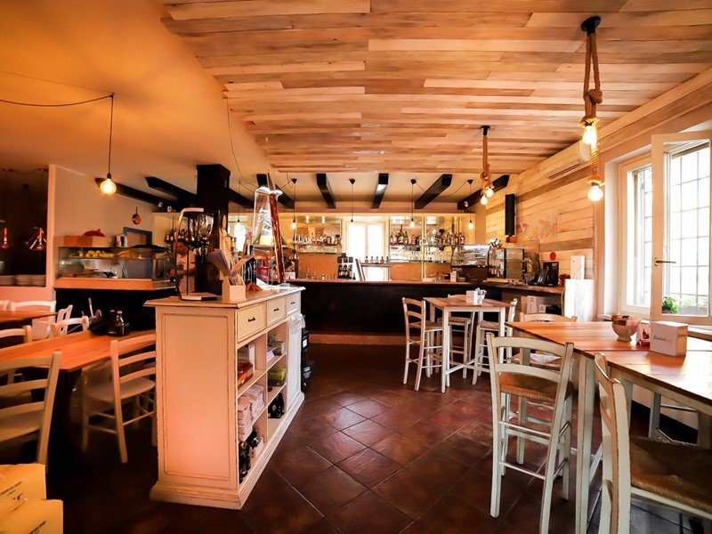 Attività commerciale in Vendita a Mozzecane, 350'000€, 300 m²