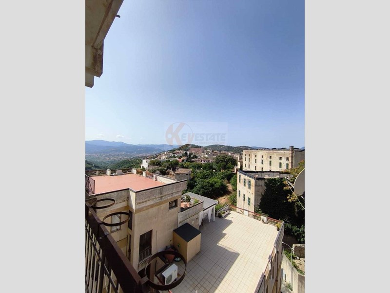 Appartamento in Vendita a Nuoro, 135'000€, 160 m²