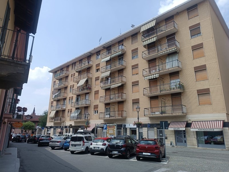 Negozio in Affitto a Saluzzo, 480€, 43 m²