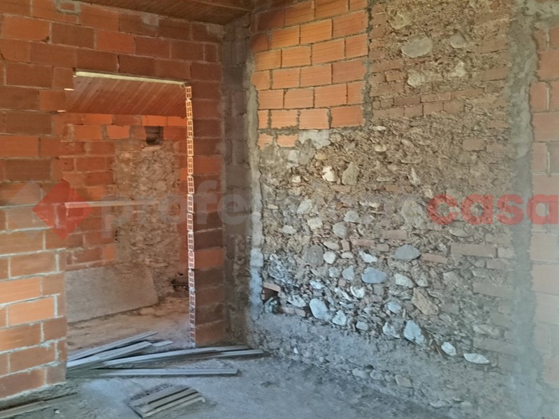 Casale in Vendita a Borgomanero, 48'000€, 260 m²