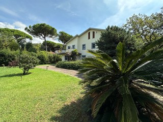 Casa Indipendente in Vendita a Massa, zona Poveromo, 1'600'000&euro;, 380 m²