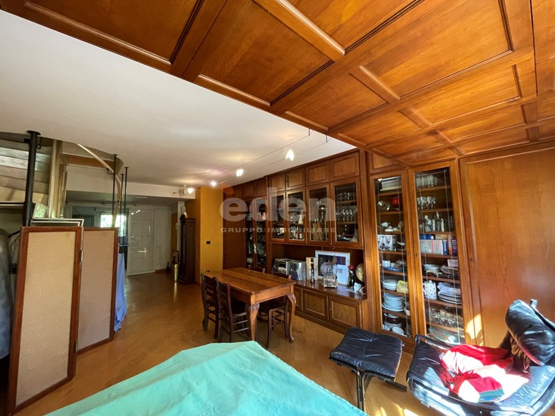 Appartamento in Vendita a Modena, zona Villaggio Giardino, 560'000€, 307 m², con Box