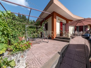 Casa Indipendente in Vendita a Riposto, 700'000€, 182 m², con Box