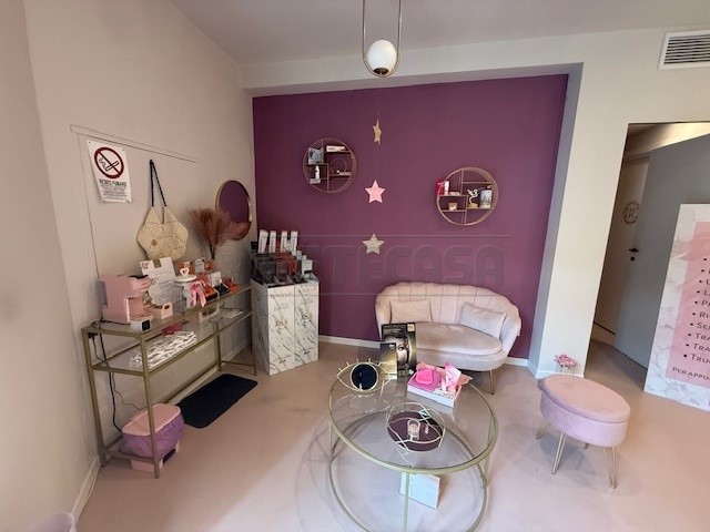 Attività commerciale in Vendita a Finale Ligure, 60'000€, 168 m², arredato