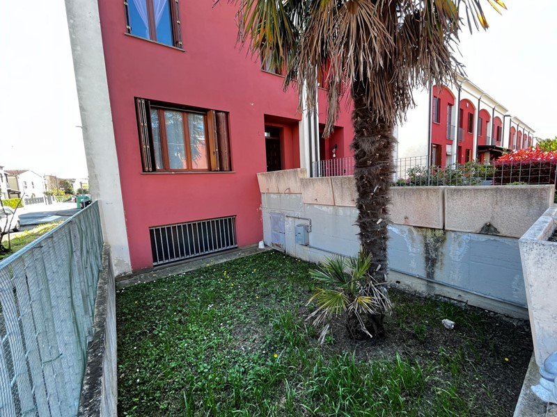 Casa Semi Indipendente in Vendita a Guastalla, 298'000€, 250 m²