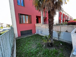 Casa Semi Indipendente in Vendita a Guastalla, 298'000€, 250 m²