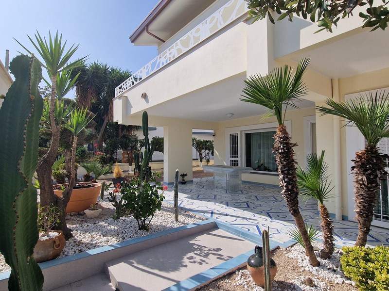 Villa in Vendita a Mondragone, 430'000€, 400 m²