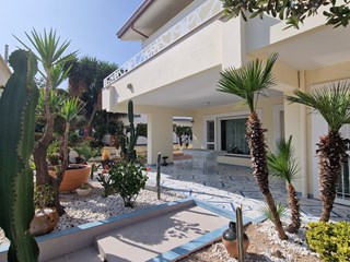 Villa in Vendita a Mondragone, 430'000€, 400 m²