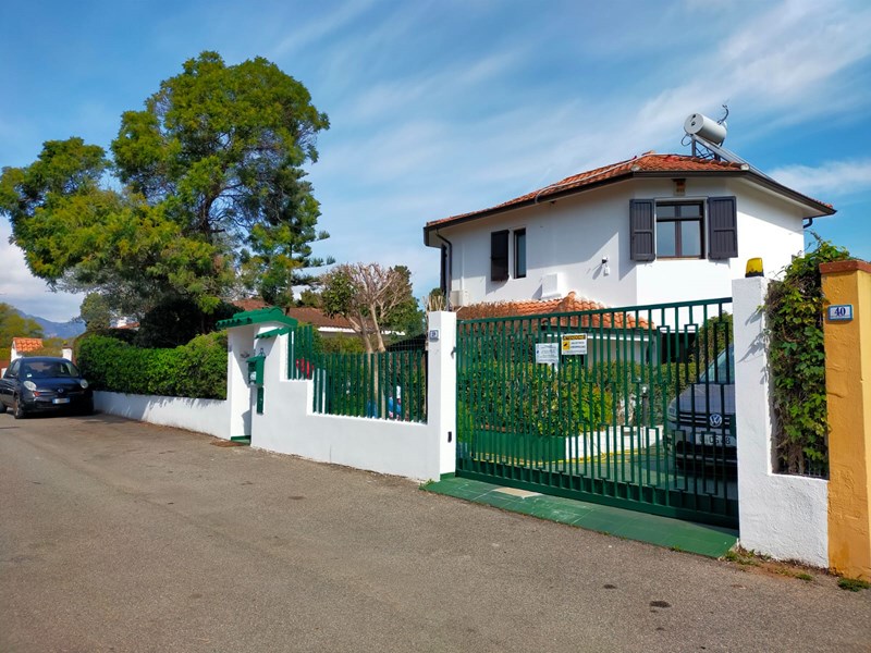 Villa in Vendita a Capoterra, zona Località Petite Residence, 365'000€, 500 m², arredato