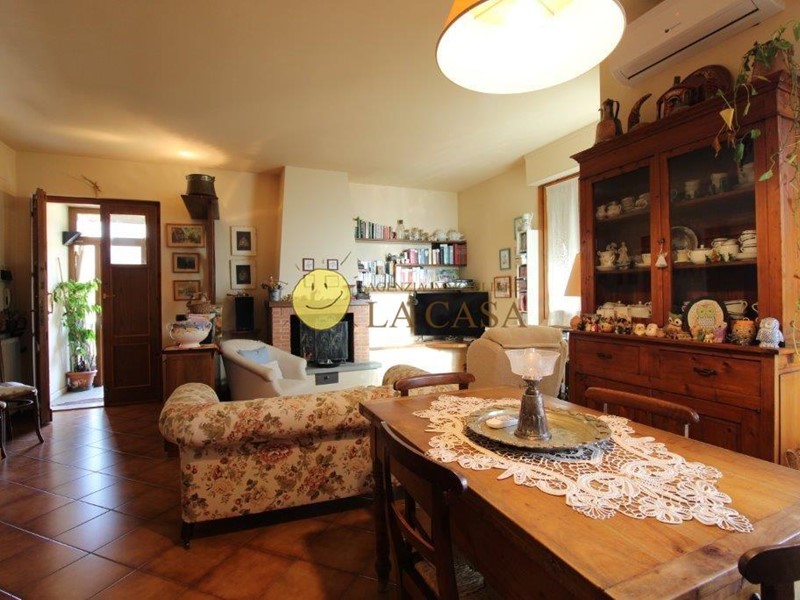 Appartamento in Vendita a Reggello, zona Montanino, 205'000€, 107 m², con Box